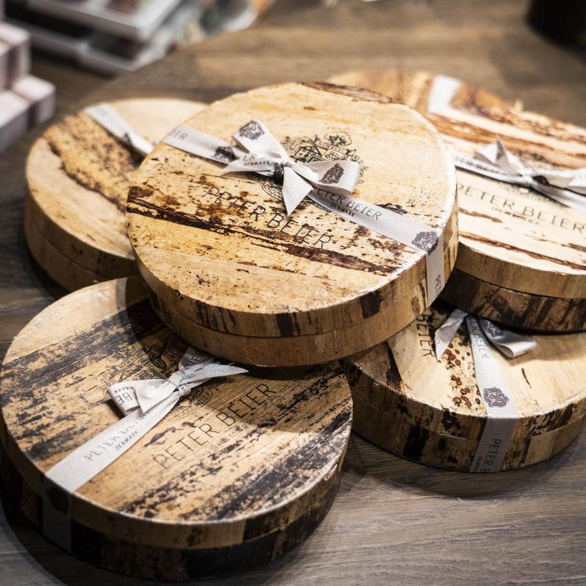 En kunde som kigger på en lækker æske chokolade fra Peter Beier